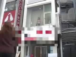 Japans meisje geneukt in venster video-