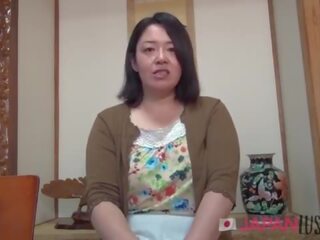 Mollig eerste japans femme fatale houdt lid indoors en buitenshuis